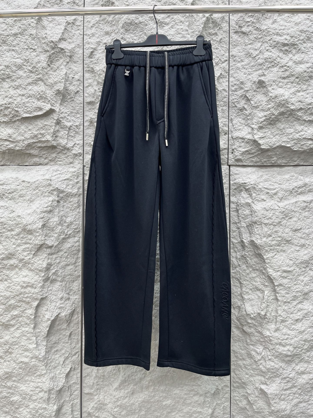 杰尼亚🔥🔥新款加绒长裤，香港洋行渠道货，高级优质面料，绒面内里，细腻柔软程度非同一般。标识增添看点，处处