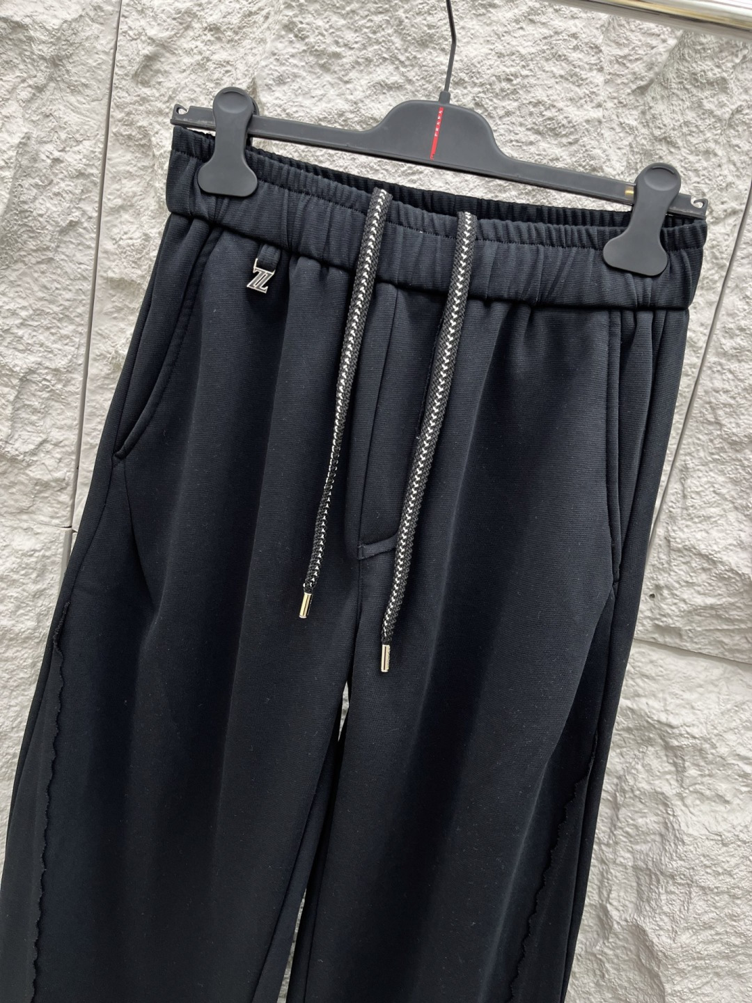 杰尼亚🔥🔥新款加绒长裤，香港洋行渠道货，高级优质面料，绒面内里，细腻柔软程度非同一般。标识增添看点，处处