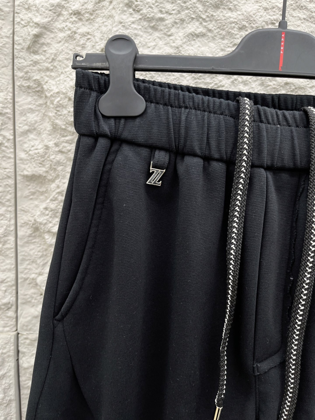 杰尼亚🔥🔥新款加绒长裤，香港洋行渠道货，高级优质面料，绒面内里，细腻柔软程度非同一般。标识增添看点，处处