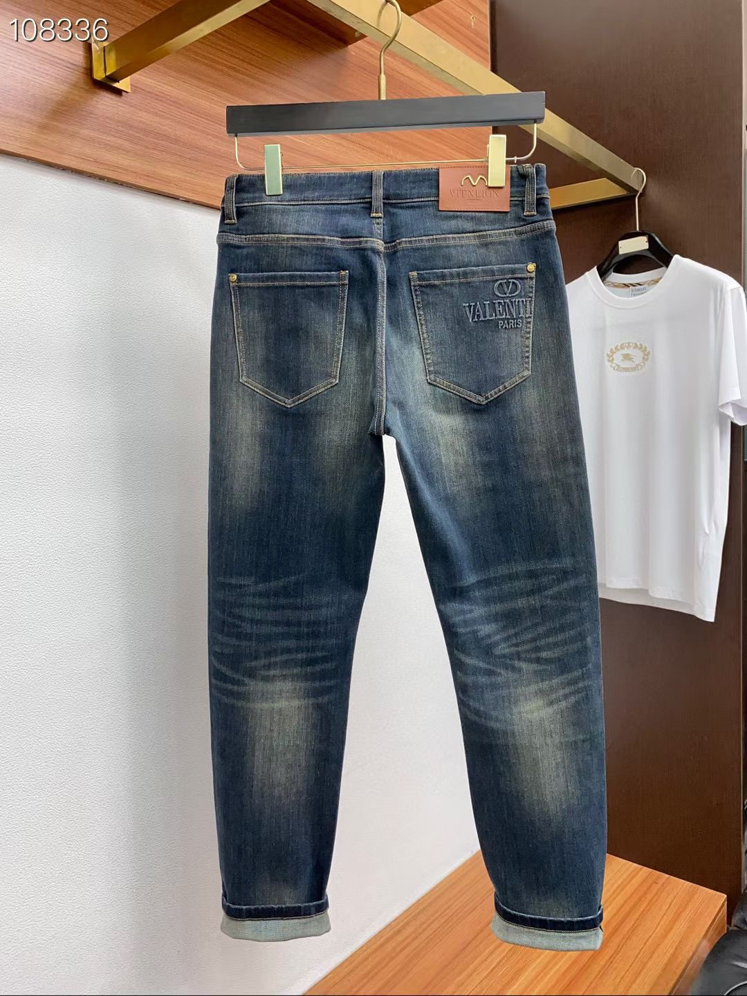 华伦天奴牛仔裤 𝟐𝟎𝟐𝟓秋冬上新高订欧货牛仔 现货供应 高端精梳棉面料 纳米洗水兰牛 码数: 𝟐𝟗-𝟑𝟖