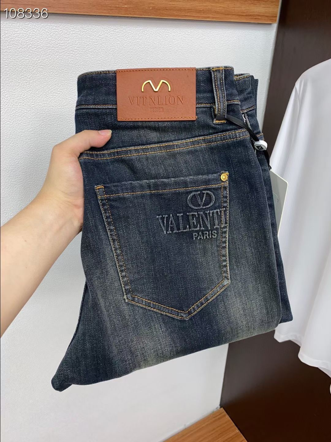 华伦天奴牛仔裤 𝟐𝟎𝟐𝟓秋冬上新高订欧货牛仔 现货供应 高端精梳棉面料 纳米洗水兰牛 码数: 𝟐𝟗-𝟑𝟖