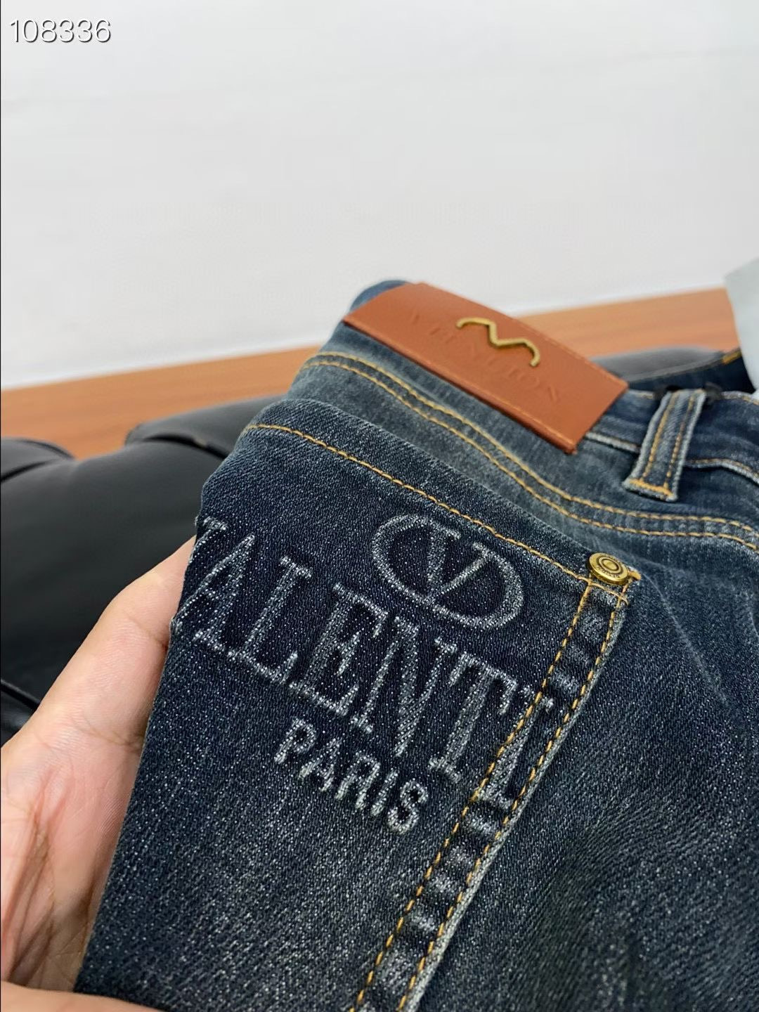 华伦天奴牛仔裤 𝟐𝟎𝟐𝟓秋冬上新高订欧货牛仔 现货供应 高端精梳棉面料 纳米洗水兰牛 码数: 𝟐𝟗-𝟑𝟖