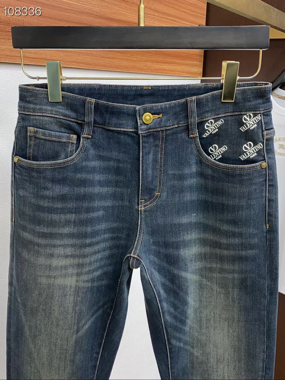 华伦天奴牛仔裤 𝟐𝟎𝟐𝟓秋冬上新高订欧货牛仔 现货供应 高端精梳棉面料 纳米洗水兰牛 码数: 𝟐𝟗-𝟑𝟖