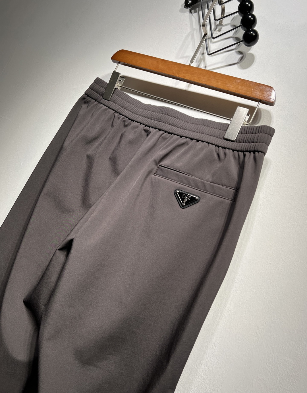 【加绒】秋冬新款！PRA**抽绳小直筒休闲裤 代工厂出品。秋季新品！质地柔软舒适、复合面料，防水质感、亲