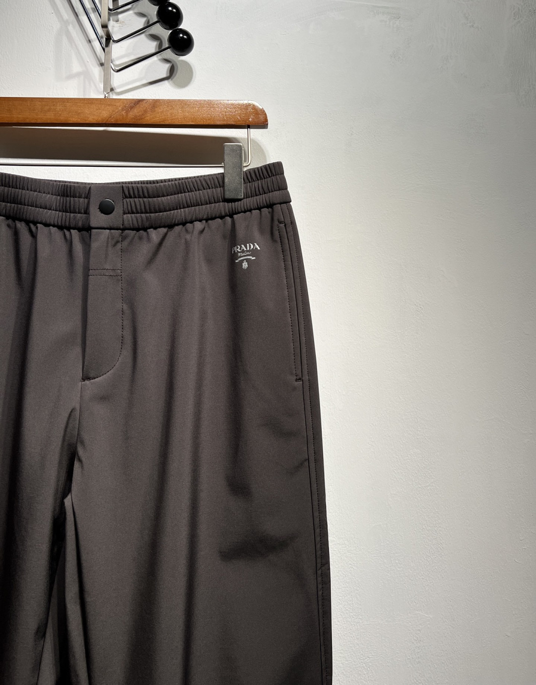 【加绒】秋冬新款！PRA**抽绳小直筒休闲裤 代工厂出品。秋季新品！质地柔软舒适、复合面料，防水质感、亲