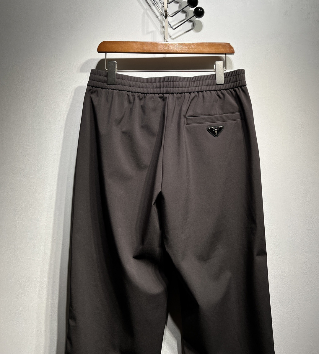 【加绒】秋冬新款！PRA**抽绳小直筒休闲裤 代工厂出品。秋季新品！质地柔软舒适、复合面料，防水质感、亲