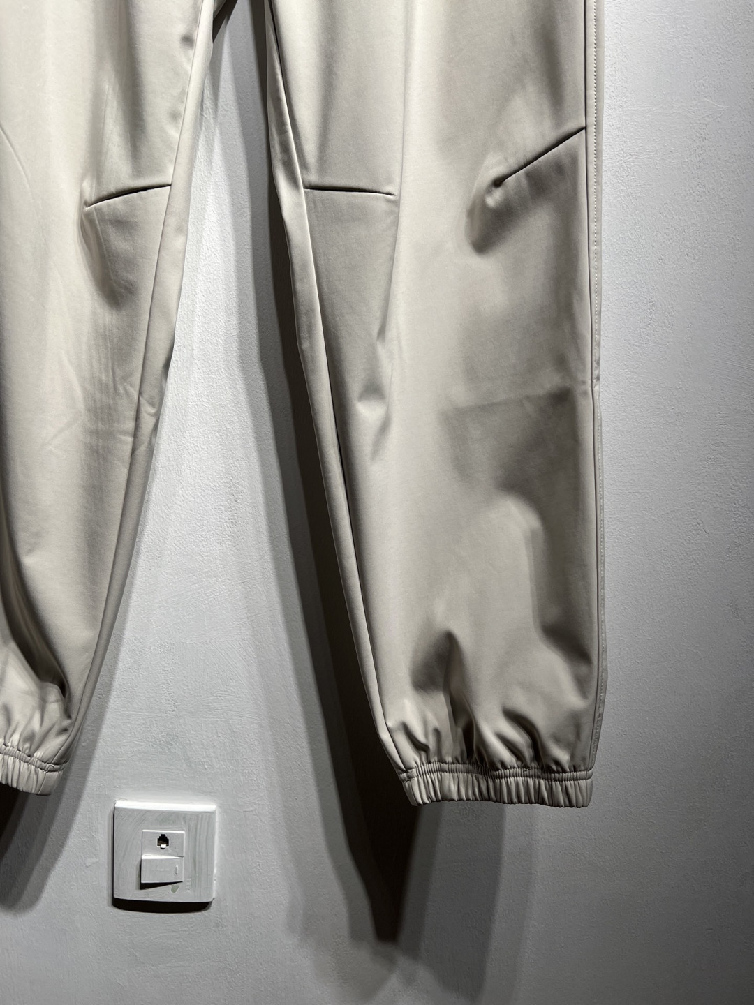 【加绒】秋冬新款！PRA**抽绳小直筒休闲裤 代工厂出品。秋季新品！质地柔软舒适、复合面料，防水质感、亲