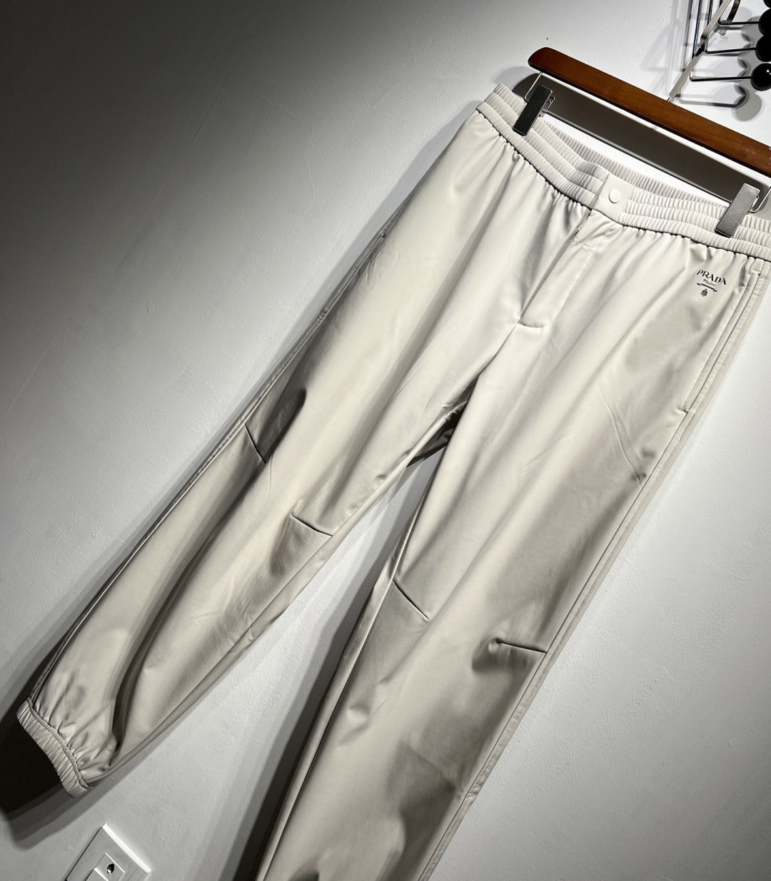 【加绒】秋冬新款！PRA**抽绳小直筒休闲裤 代工厂出品。秋季新品！质地柔软舒适、复合面料，防水质感、亲