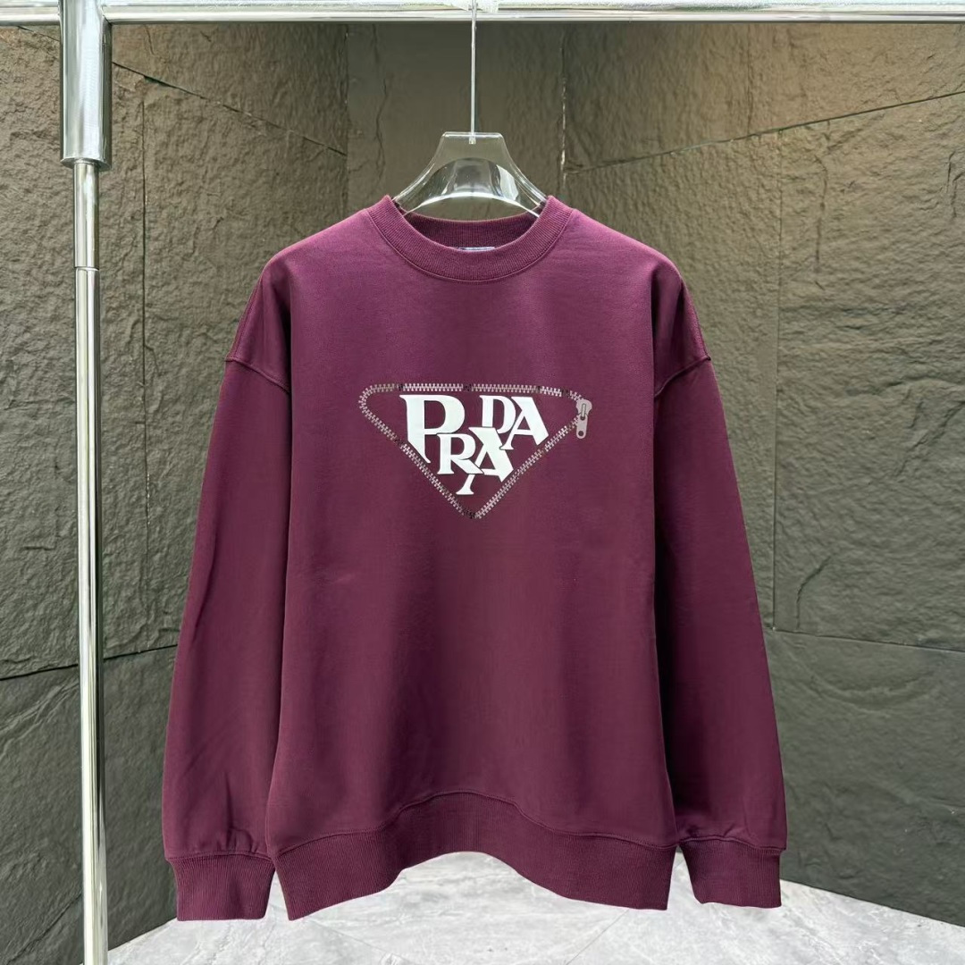 PRAD* 普拉达*2025秋冬新款圆领卫衣400克毛圈纯棉字母logo反光银➕立体发泡颜色：黑色 白色