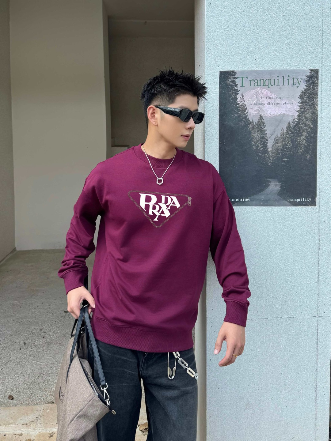 PRAD* 普拉达*2025秋冬新款圆领卫衣400克毛圈纯棉字母logo反光银➕立体发泡颜色：黑色 白色