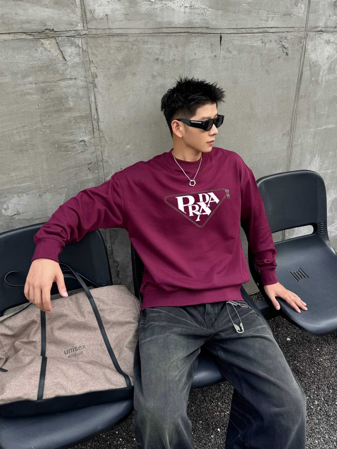 PRAD* 普拉达*2025秋冬新款圆领卫衣400克毛圈纯棉字母logo反光银➕立体发泡颜色：黑色 白色