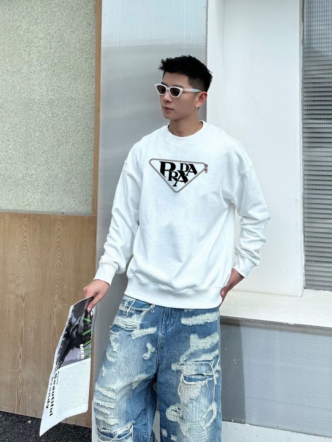 PRAD* 普拉达*2025秋冬新款圆领卫衣400克毛圈纯棉字母logo反光银➕立体发泡颜色：黑色 白色