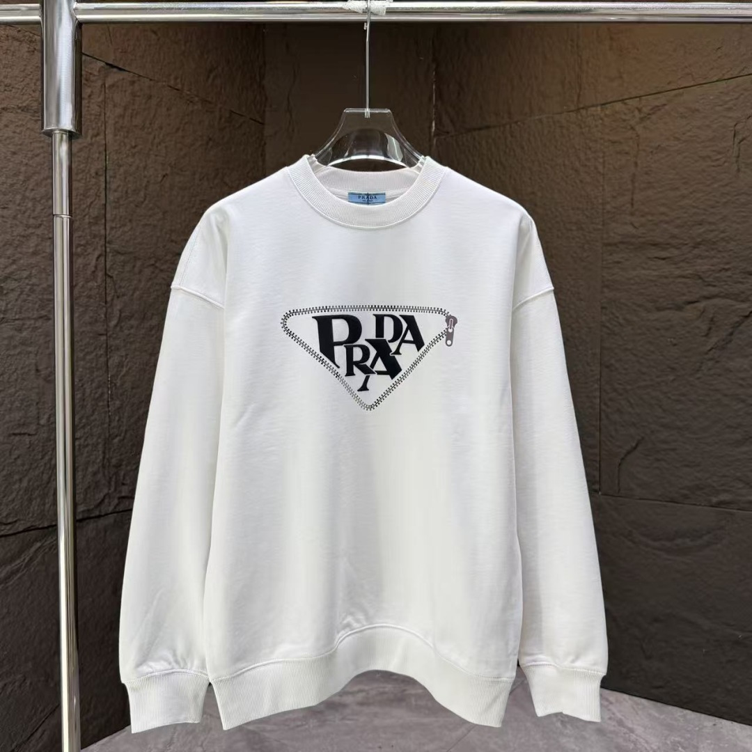 PRAD* 普拉达*2025秋冬新款圆领卫衣400克毛圈纯棉字母logo反光银➕立体发泡颜色：黑色 白色