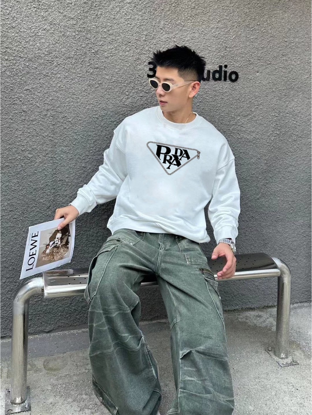 PRAD* 普拉达*2025秋冬新款圆领卫衣400克毛圈纯棉字母logo反光银➕立体发泡颜色：黑色 白色