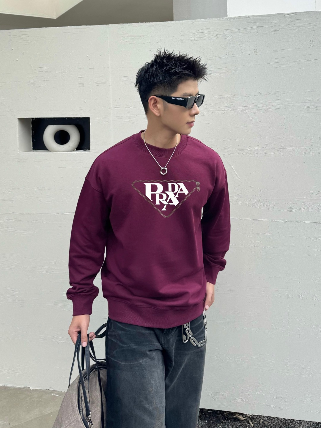 PRAD* 普拉达*2025秋冬新款圆领卫衣400克毛圈纯棉字母logo反光银➕立体发泡颜色：黑色 白色