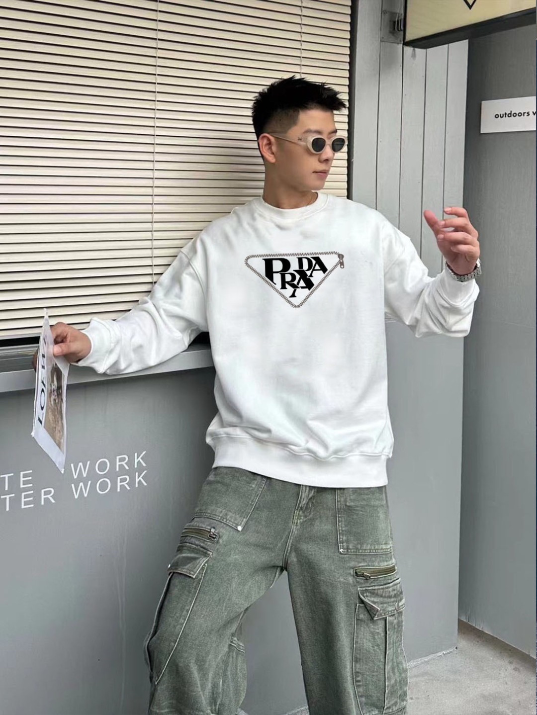 PRAD* 普拉达*2025秋冬新款圆领卫衣400克毛圈纯棉字母logo反光银➕立体发泡颜色：黑色 白色