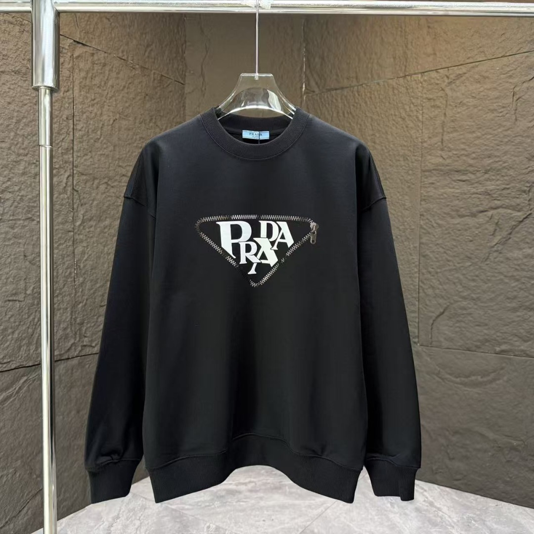 PRAD* 普拉达*2025秋冬新款圆领卫衣400克毛圈纯棉字母logo反光银➕立体发泡颜色：黑色 白色