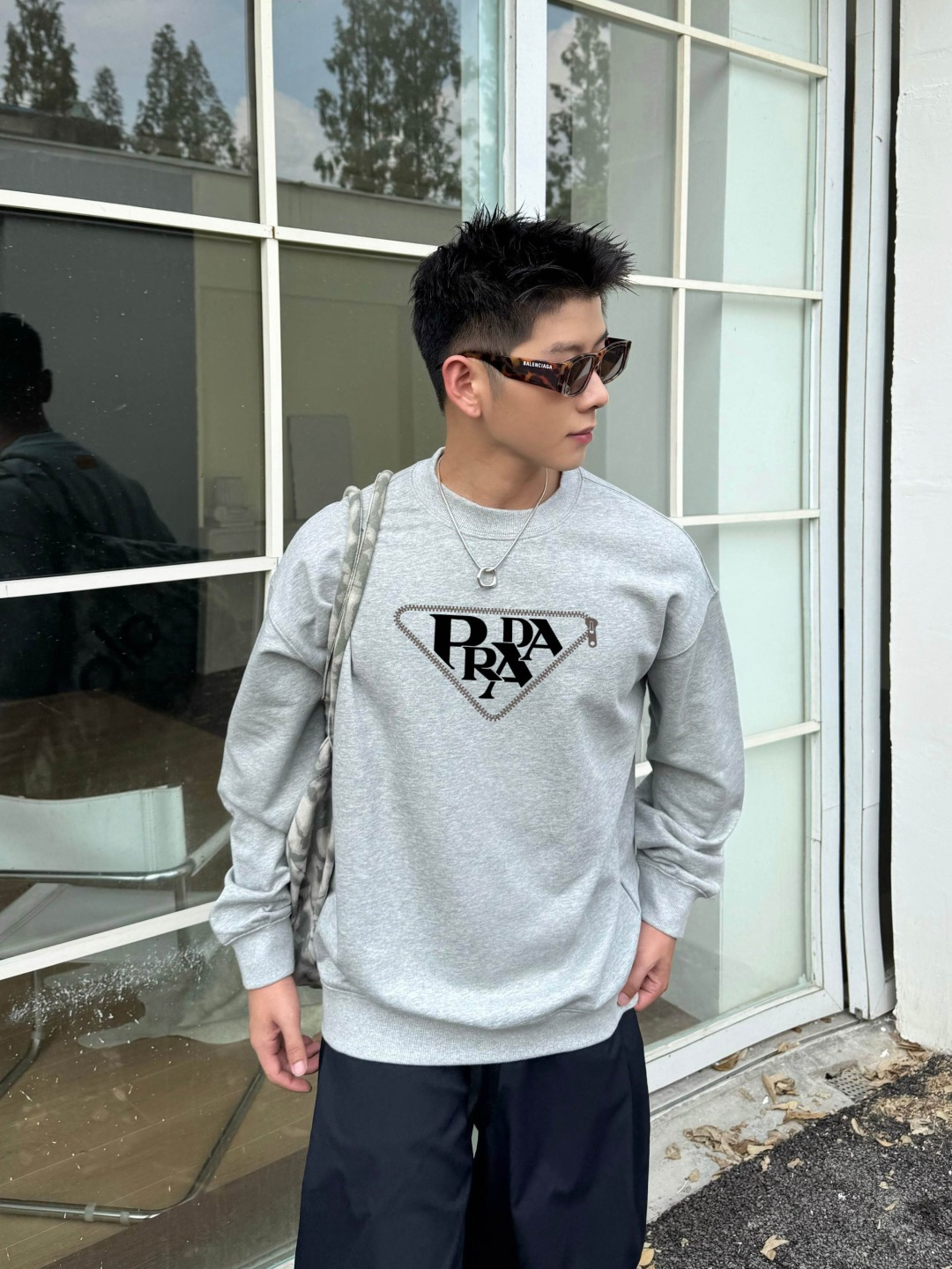 PRAD* 普拉达*2025秋冬新款圆领卫衣400克毛圈纯棉字母logo反光银➕立体发泡颜色：黑色 白色