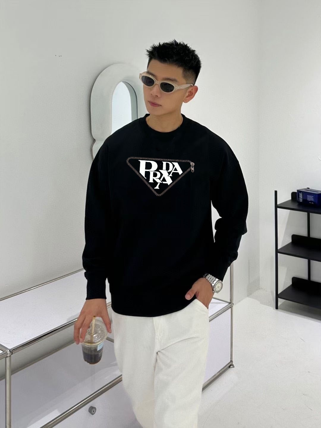 PRAD* 普拉达*2025秋冬新款圆领卫衣400克毛圈纯棉字母logo反光银➕立体发泡颜色：黑色 白色