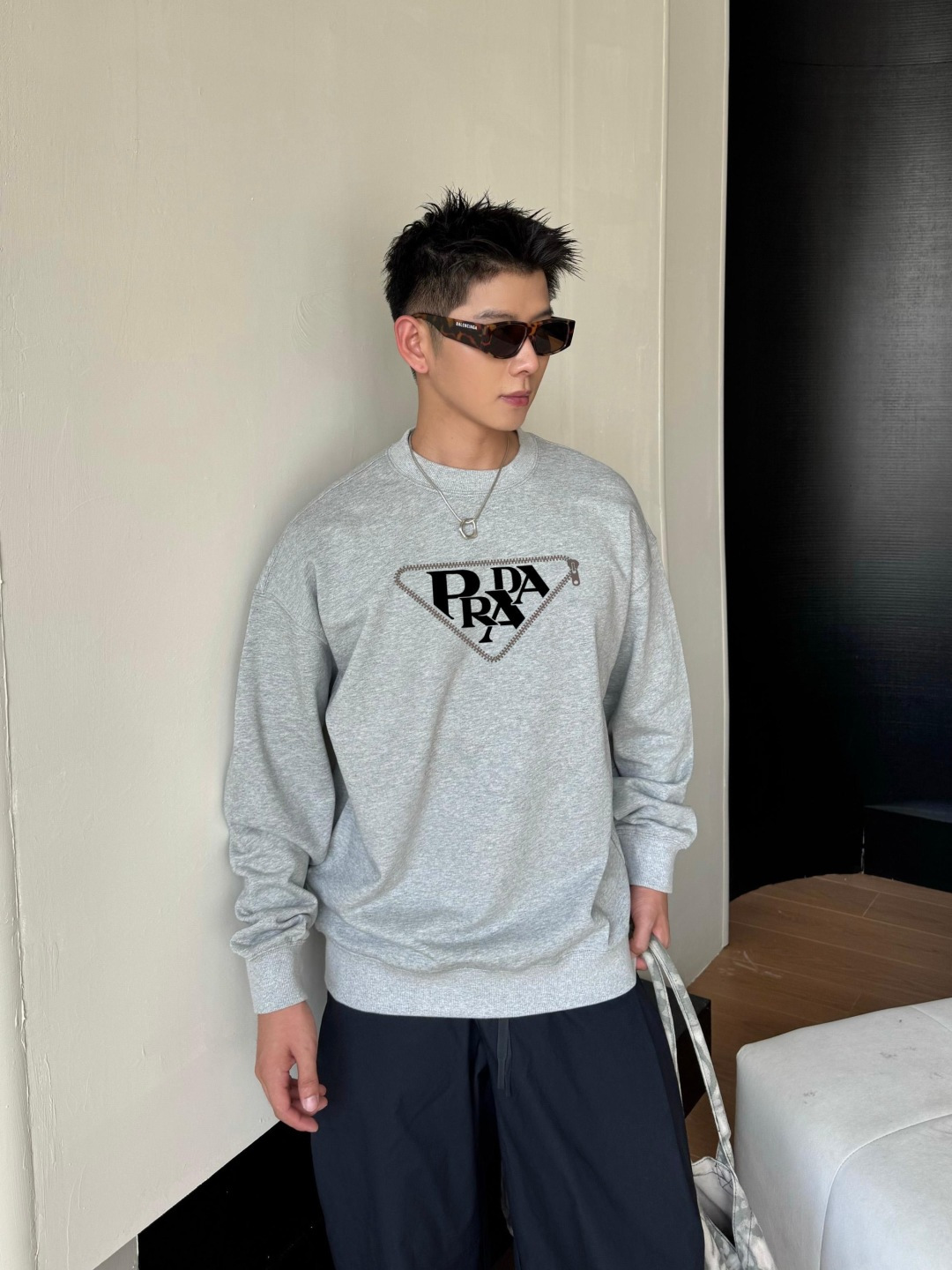 PRAD* 普拉达*2025秋冬新款圆领卫衣400克毛圈纯棉字母logo反光银➕立体发泡颜色：黑色 白色