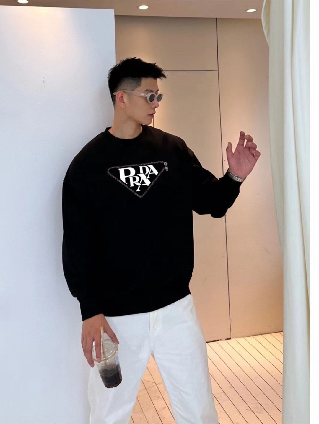 PRAD* 普拉达*2025秋冬新款圆领卫衣400克毛圈纯棉字母logo反光银➕立体发泡颜色：黑色 白色
