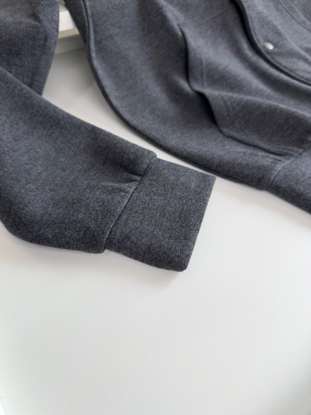 Mo**ler蒙*口 2025秋冬！羊毛混纺连帽款休闲外套，经典连帽款式 纽扣结合内拉链的设计 两侧插袋