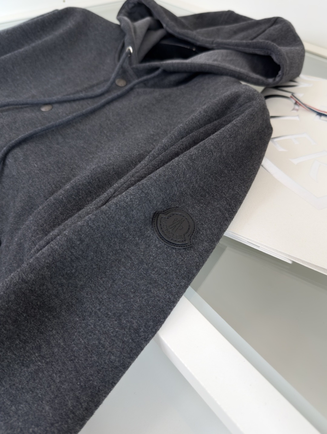 Mo**ler蒙*口 2025秋冬！羊毛混纺连帽款休闲外套，经典连帽款式 纽扣结合内拉链的设计 两侧插袋