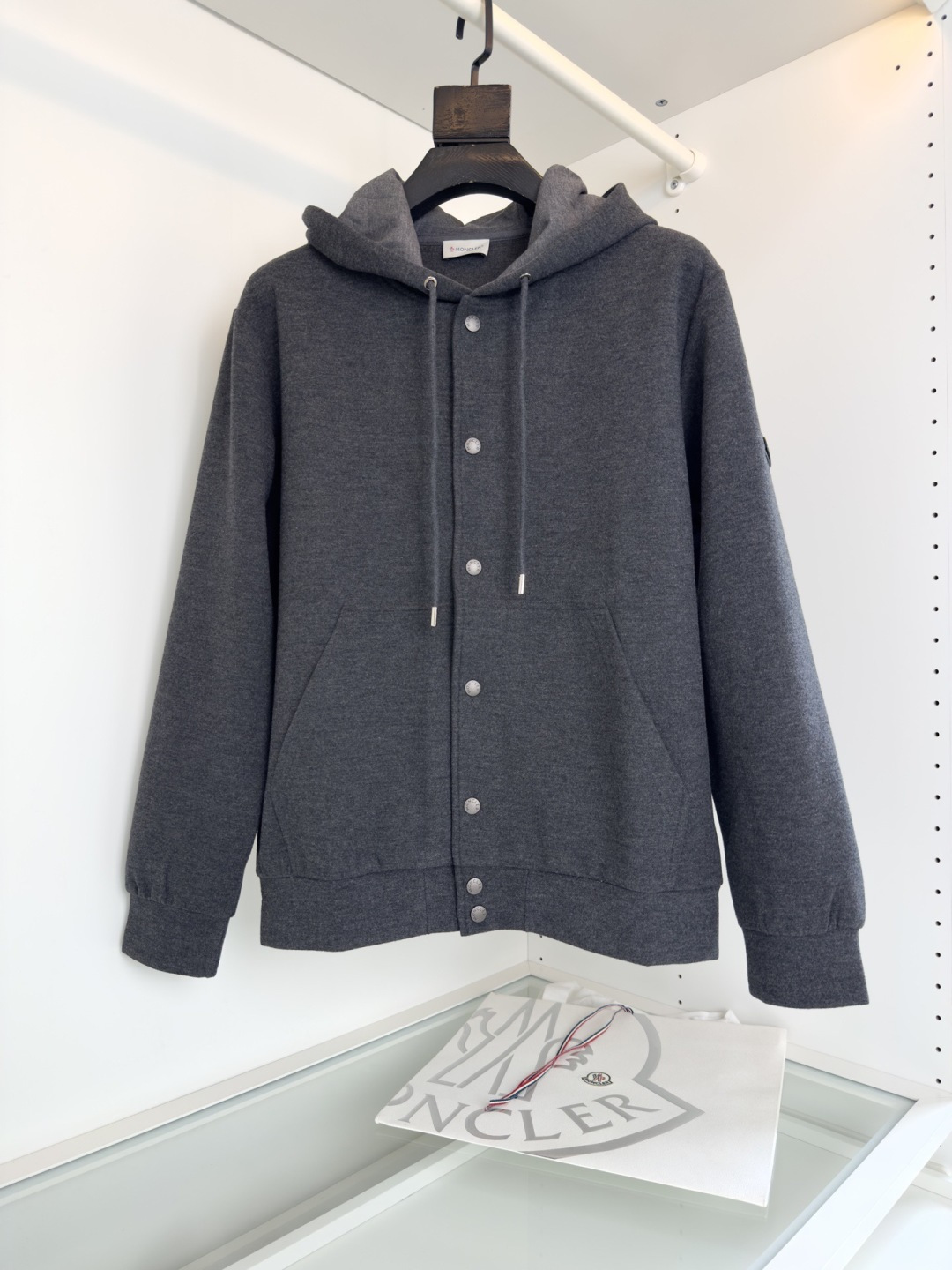 Mo**ler蒙*口 2025秋冬！羊毛混纺连帽款休闲外套，经典连帽款式 纽扣结合内拉链的设计 两侧插袋