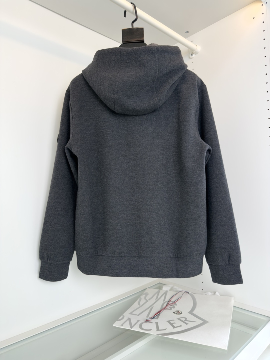 Mo**ler蒙*口 2025秋冬！羊毛混纺连帽款休闲外套，经典连帽款式 纽扣结合内拉链的设计 两侧插袋