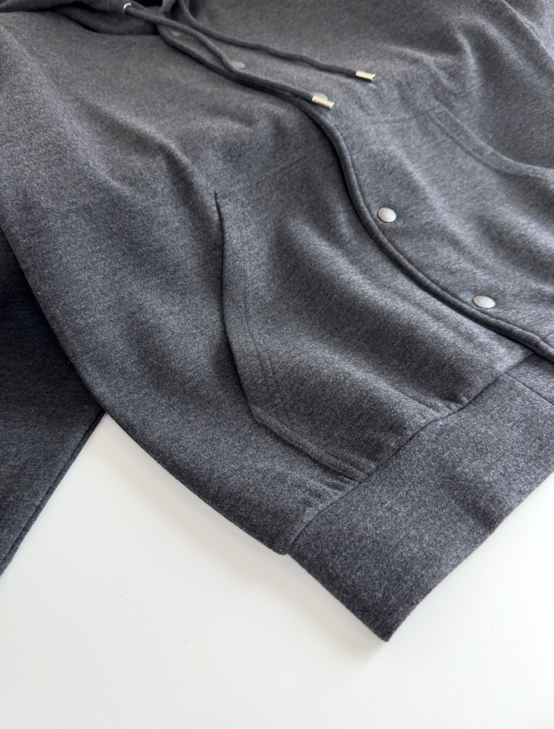 Mo**ler蒙*口 2025秋冬！羊毛混纺连帽款休闲外套，经典连帽款式 纽扣结合内拉链的设计 两侧插袋