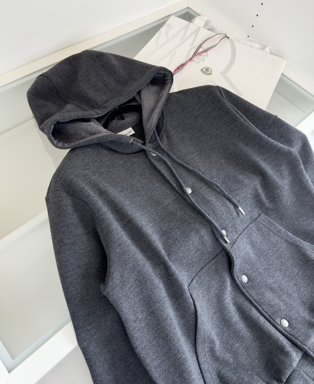 Mo**ler蒙*口 2025秋冬！羊毛混纺连帽款休闲外套，经典连帽款式 纽扣结合内拉链的设计 两侧插袋