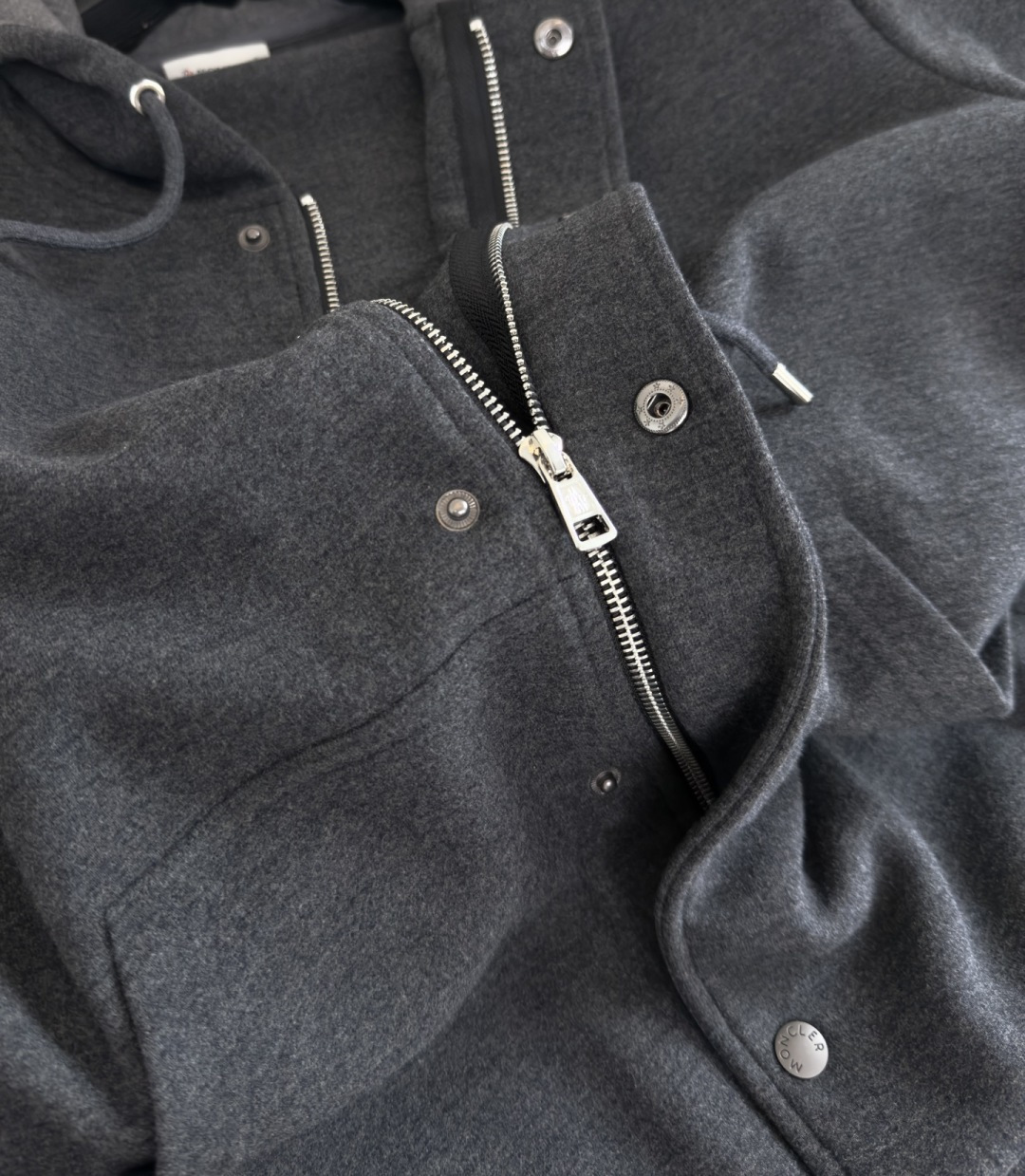 Mo**ler蒙*口 2025秋冬！羊毛混纺连帽款休闲外套，经典连帽款式 纽扣结合内拉链的设计 两侧插袋