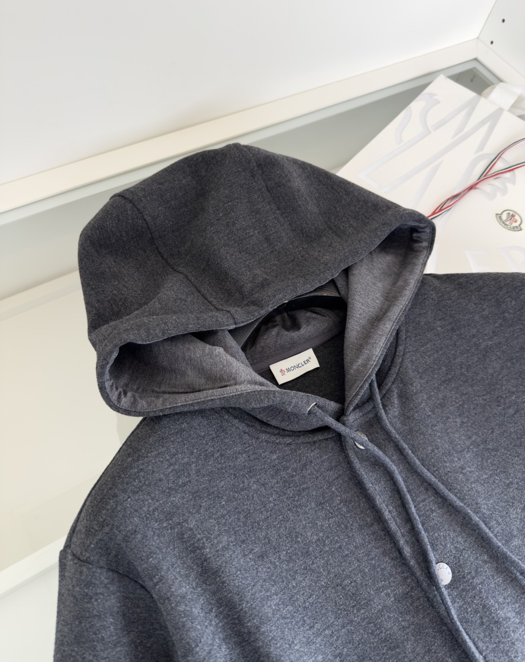 Mo**ler蒙*口 2025秋冬！羊毛混纺连帽款休闲外套，经典连帽款式 纽扣结合内拉链的设计 两侧插袋