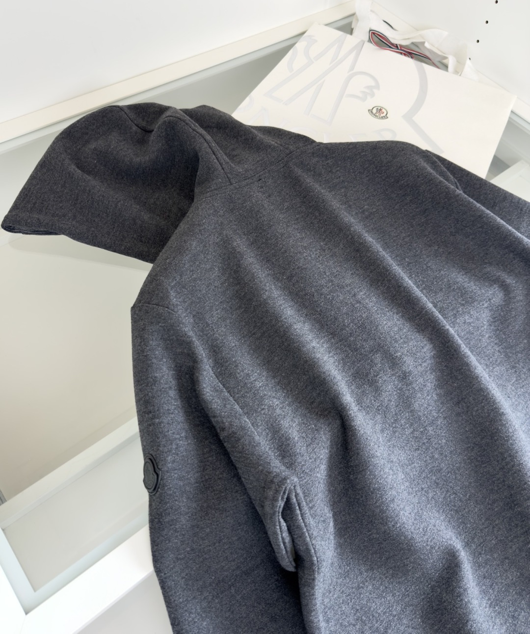 Mo**ler蒙*口 2025秋冬！羊毛混纺连帽款休闲外套，经典连帽款式 纽扣结合内拉链的设计 两侧插袋