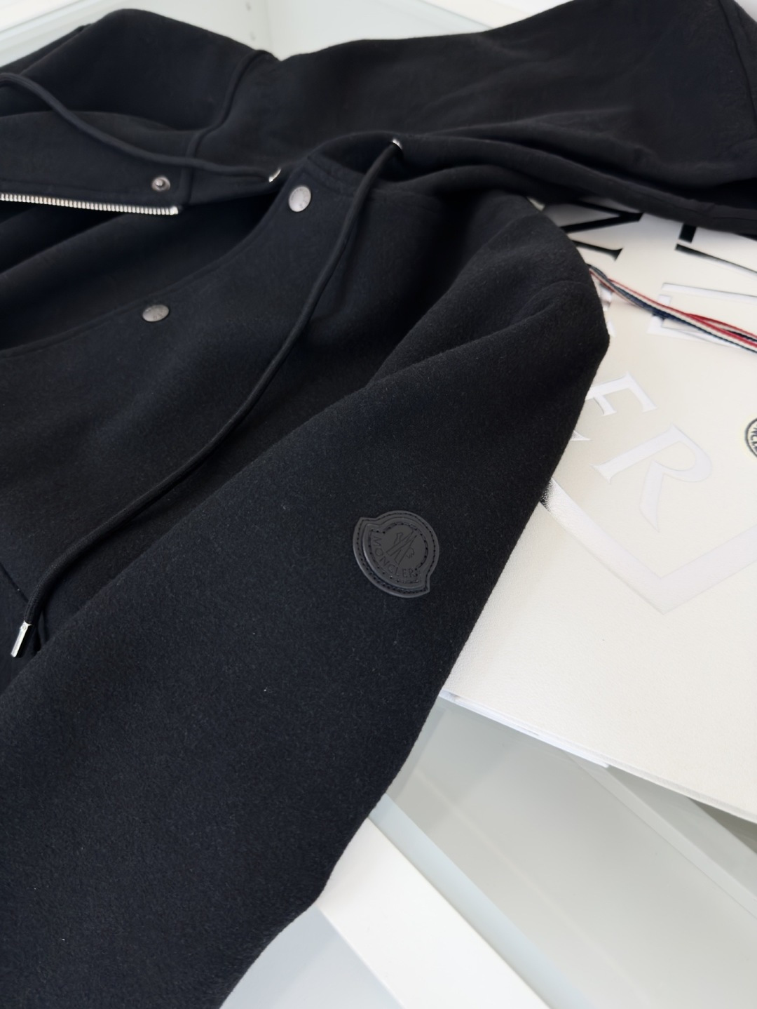 Mo**ler蒙*口 2025秋冬！羊毛混纺连帽款休闲外套，经典连帽款式 纽扣结合内拉链的设计 两侧插袋