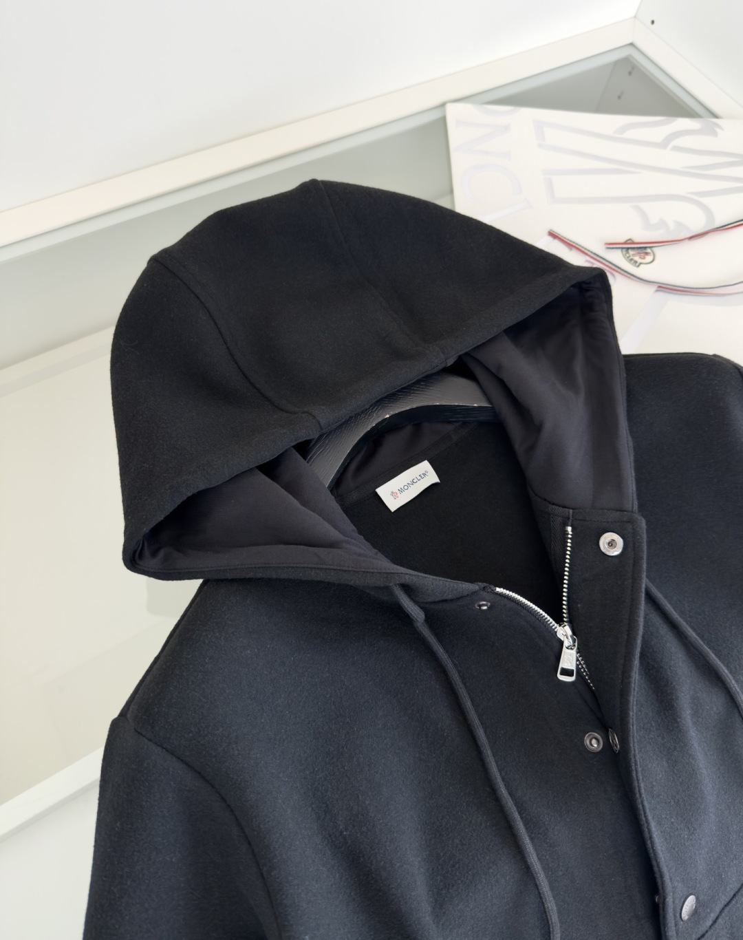 Mo**ler蒙*口 2025秋冬！羊毛混纺连帽款休闲外套，经典连帽款式 纽扣结合内拉链的设计 两侧插袋