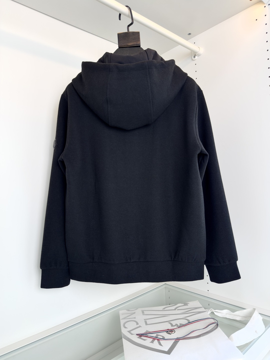 Mo**ler蒙*口 2025秋冬！羊毛混纺连帽款休闲外套，经典连帽款式 纽扣结合内拉链的设计 两侧插袋