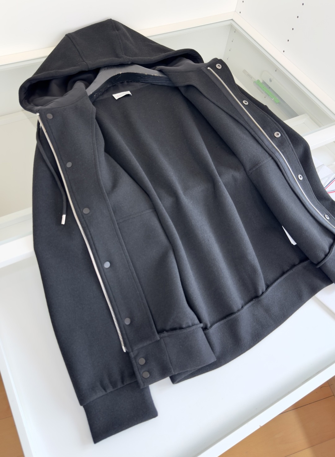 Mo**ler蒙*口 2025秋冬！羊毛混纺连帽款休闲外套，经典连帽款式 纽扣结合内拉链的设计 两侧插袋