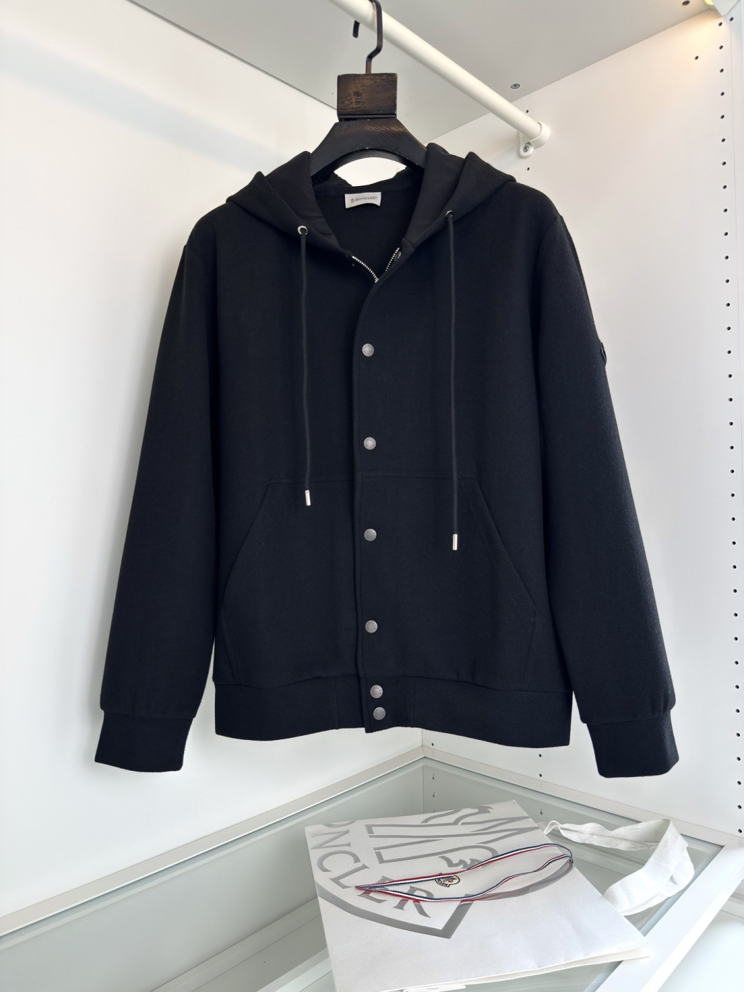 Mo**ler蒙*口 2025秋冬！羊毛混纺连帽款休闲外套，经典连帽款式 纽扣结合内拉链的设计 两侧插袋
