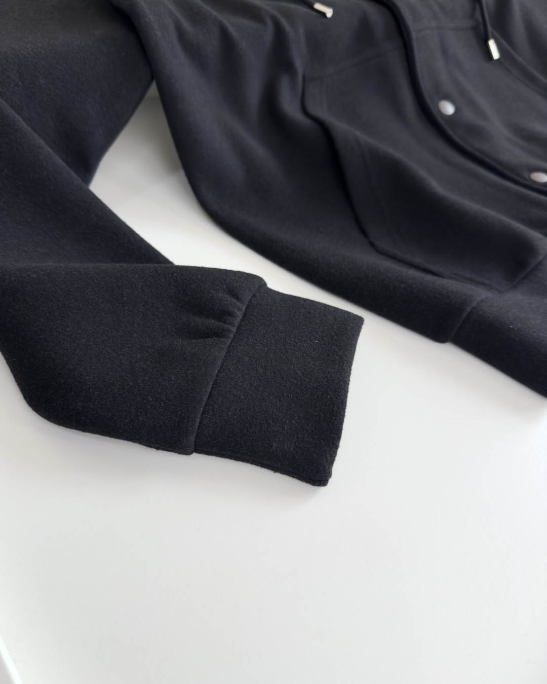 Mo**ler蒙*口 2025秋冬！羊毛混纺连帽款休闲外套，经典连帽款式 纽扣结合内拉链的设计 两侧插袋