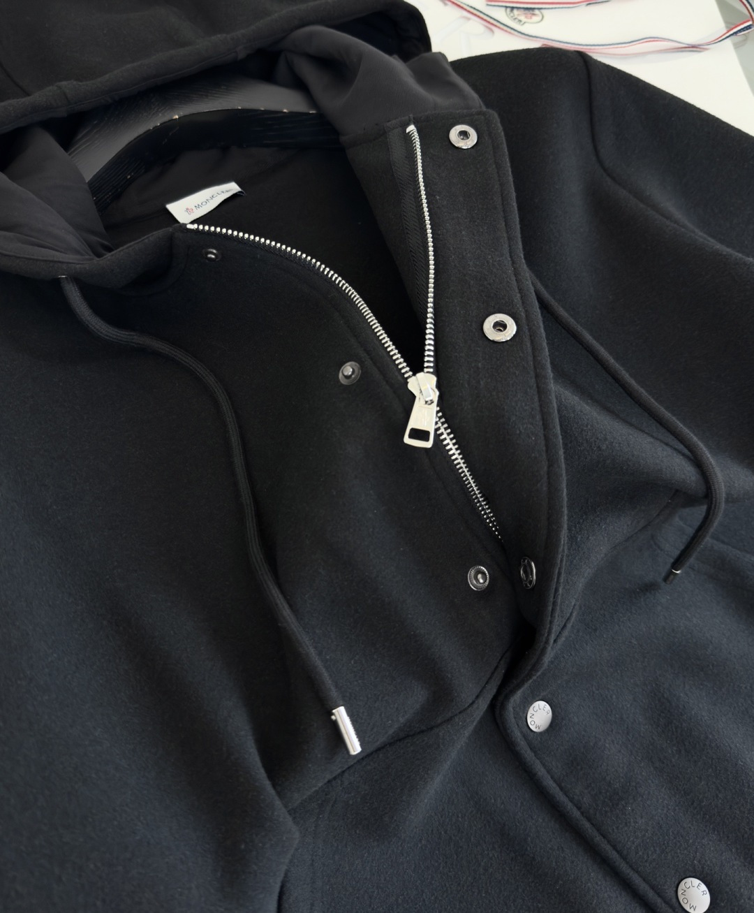 Mo**ler蒙*口 2025秋冬！羊毛混纺连帽款休闲外套，经典连帽款式 纽扣结合内拉链的设计 两侧插袋