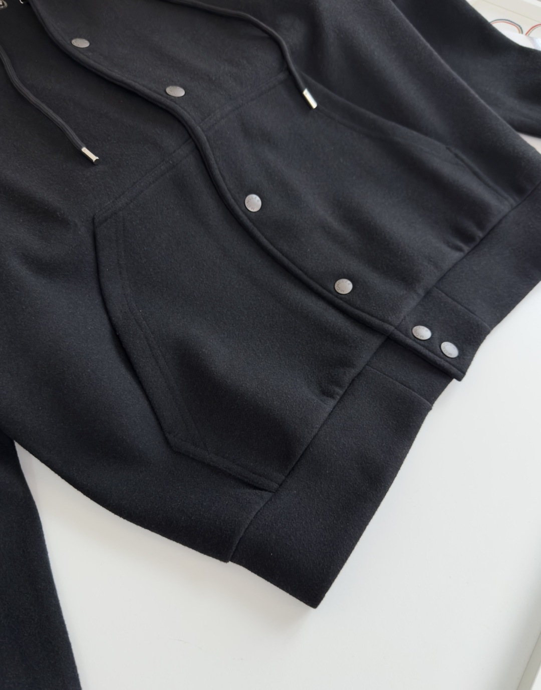 Mo**ler蒙*口 2025秋冬！羊毛混纺连帽款休闲外套，经典连帽款式 纽扣结合内拉链的设计 两侧插袋