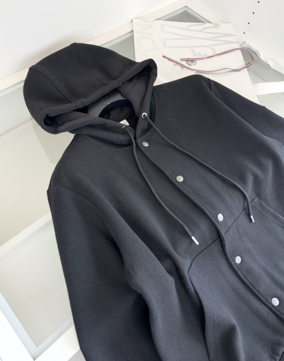 Mo**ler蒙*口 2025秋冬！羊毛混纺连帽款休闲外套，经典连帽款式 纽扣结合内拉链的设计 两侧插袋