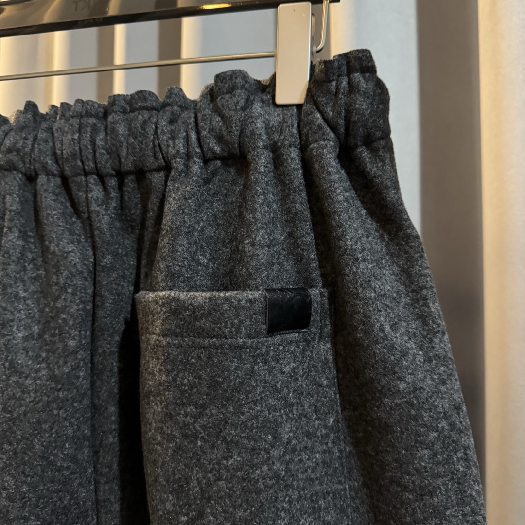 Miu Miu🌟秋冬新款休闲裤🆕采用优质面料，具有质感，松紧腰带设计，超级时尚洋气！码数：M-2XL 男