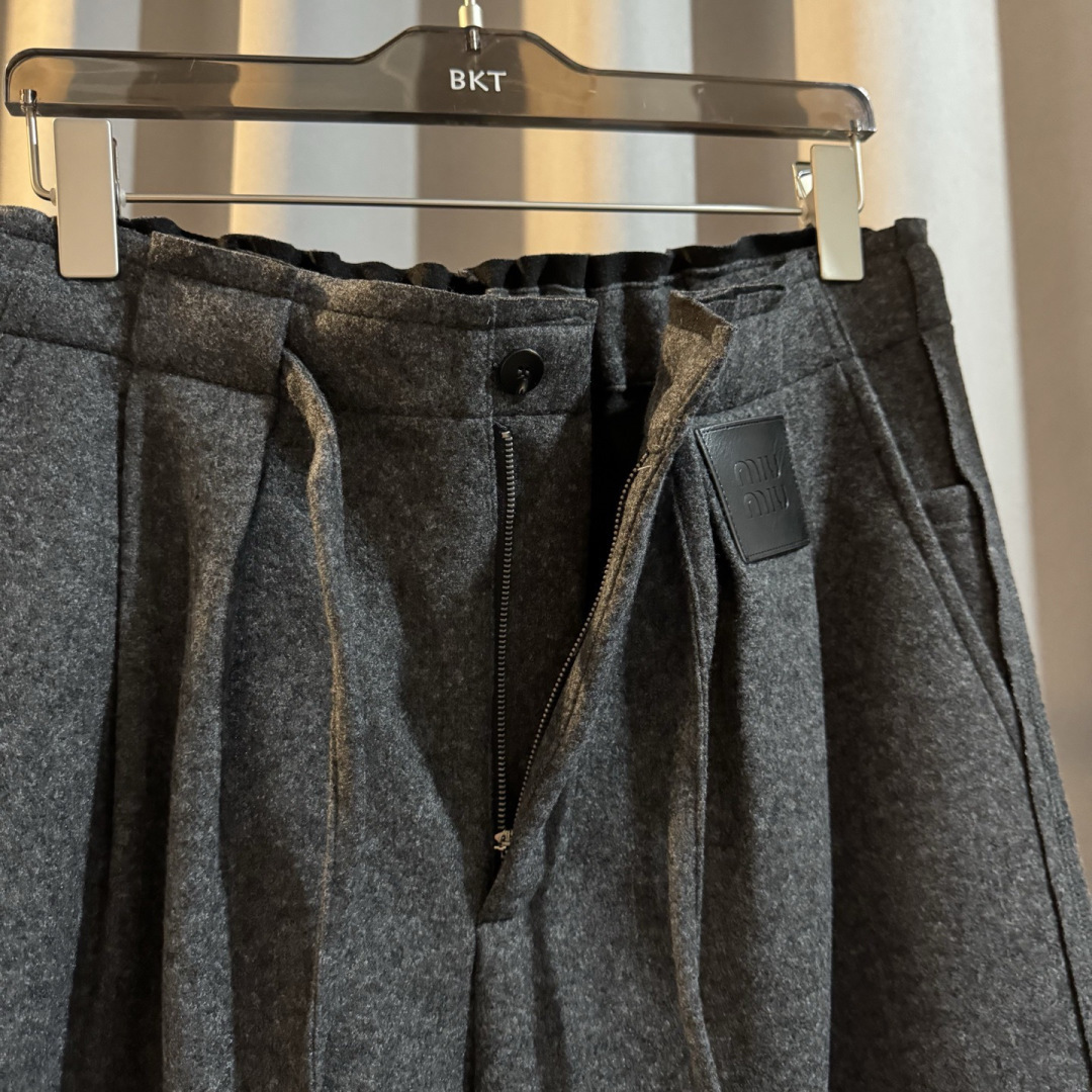 Miu Miu🌟秋冬新款休闲裤🆕采用优质面料，具有质感，松紧腰带设计，超级时尚洋气！码数：M-2XL 男