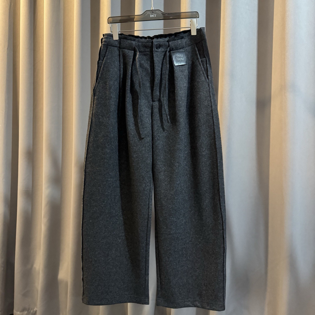 Miu Miu🌟秋冬新款休闲裤🆕采用优质面料，具有质感，松紧腰带设计，超级时尚洋气！码数：M-2XL 男