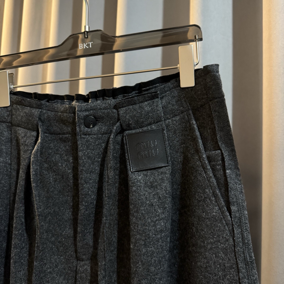 Miu Miu🌟秋冬新款休闲裤🆕采用优质面料，具有质感，松紧腰带设计，超级时尚洋气！码数：M-2XL 男