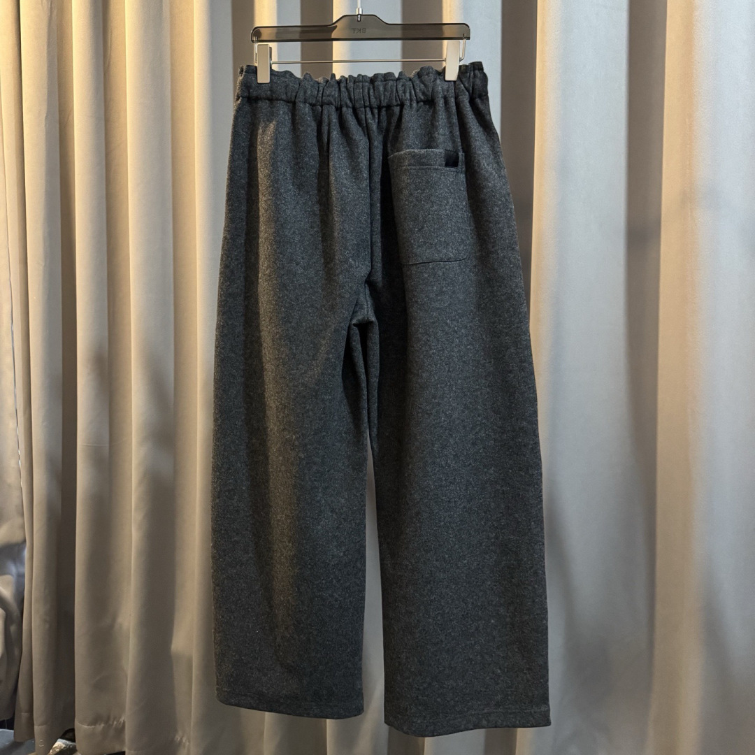 Miu Miu🌟秋冬新款休闲裤🆕采用优质面料，具有质感，松紧腰带设计，超级时尚洋气！码数：M-2XL 男