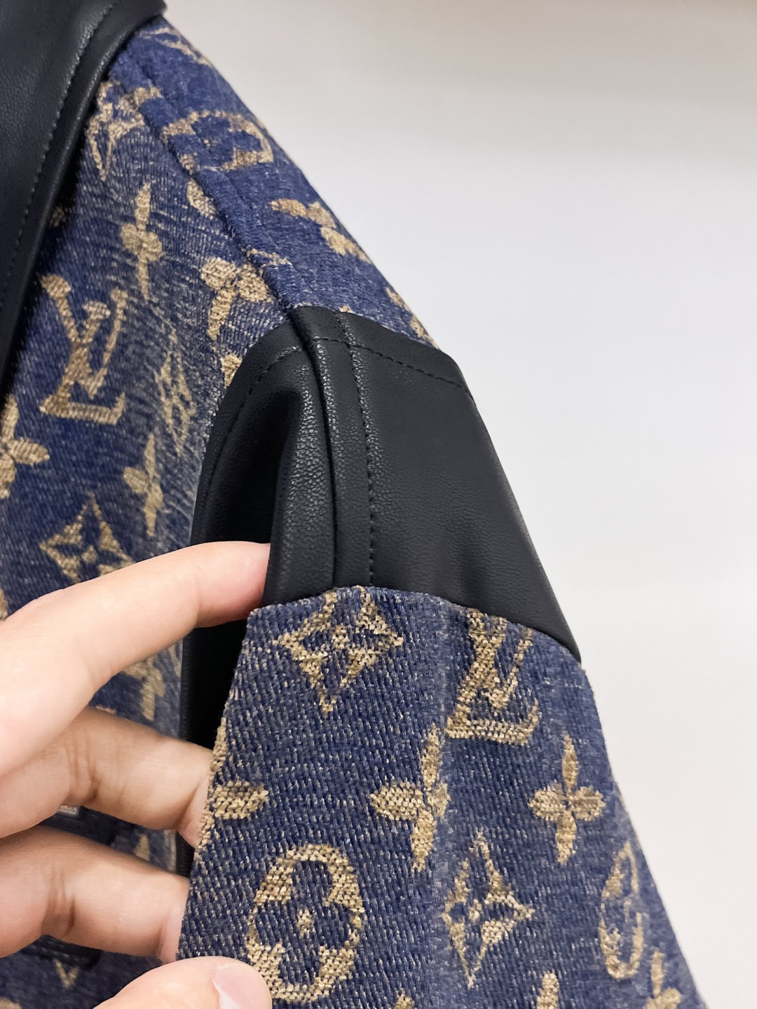 LV 官网同款，提前发售！2025ss开秋新款男士牛仔夹克外套，原单三标齐全高端版本！，专柜定制面料 透