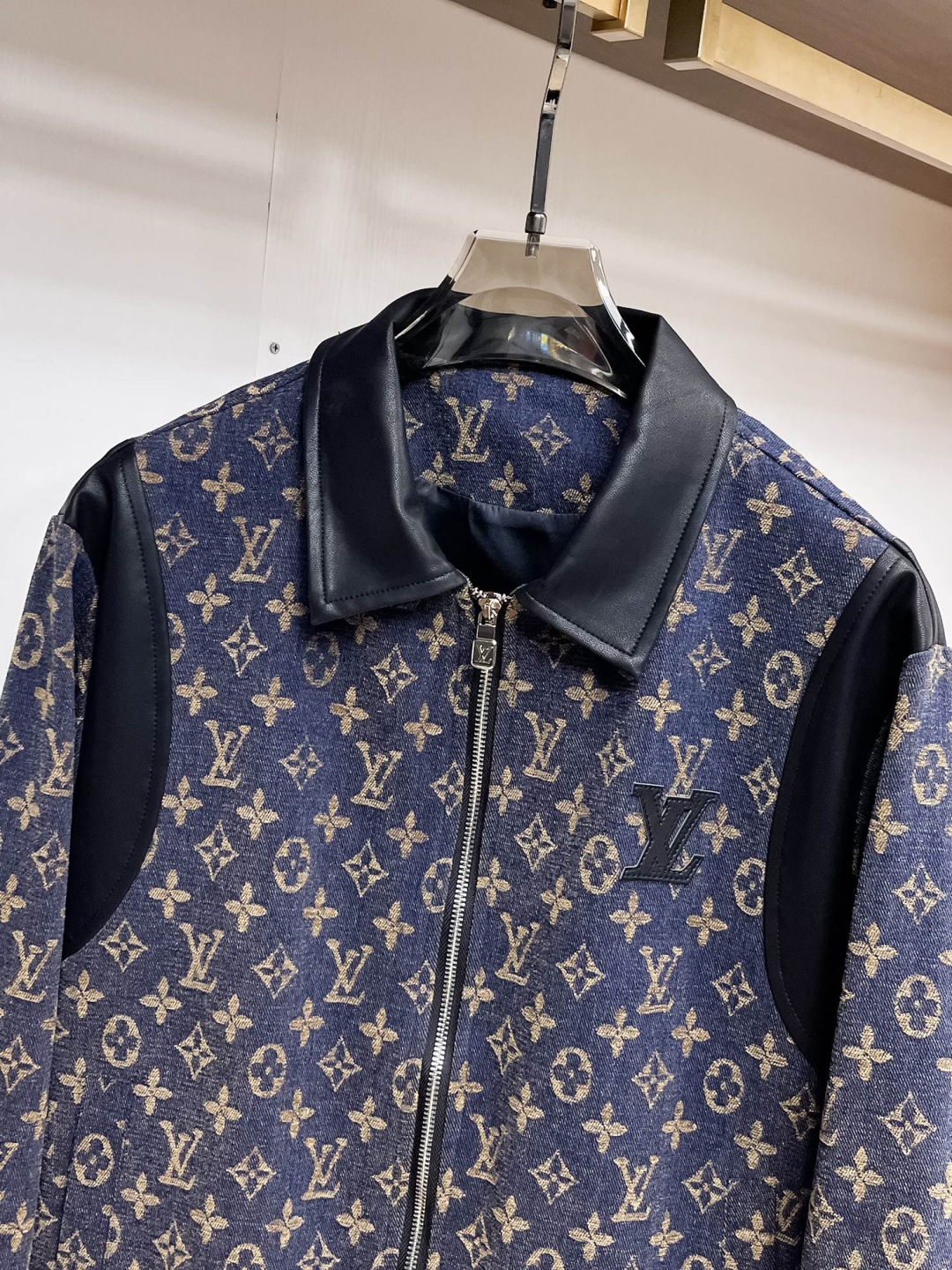 LV 官网同款，提前发售！2025ss开秋新款男士牛仔夹克外套，原单三标齐全高端版本！，专柜定制面料 透